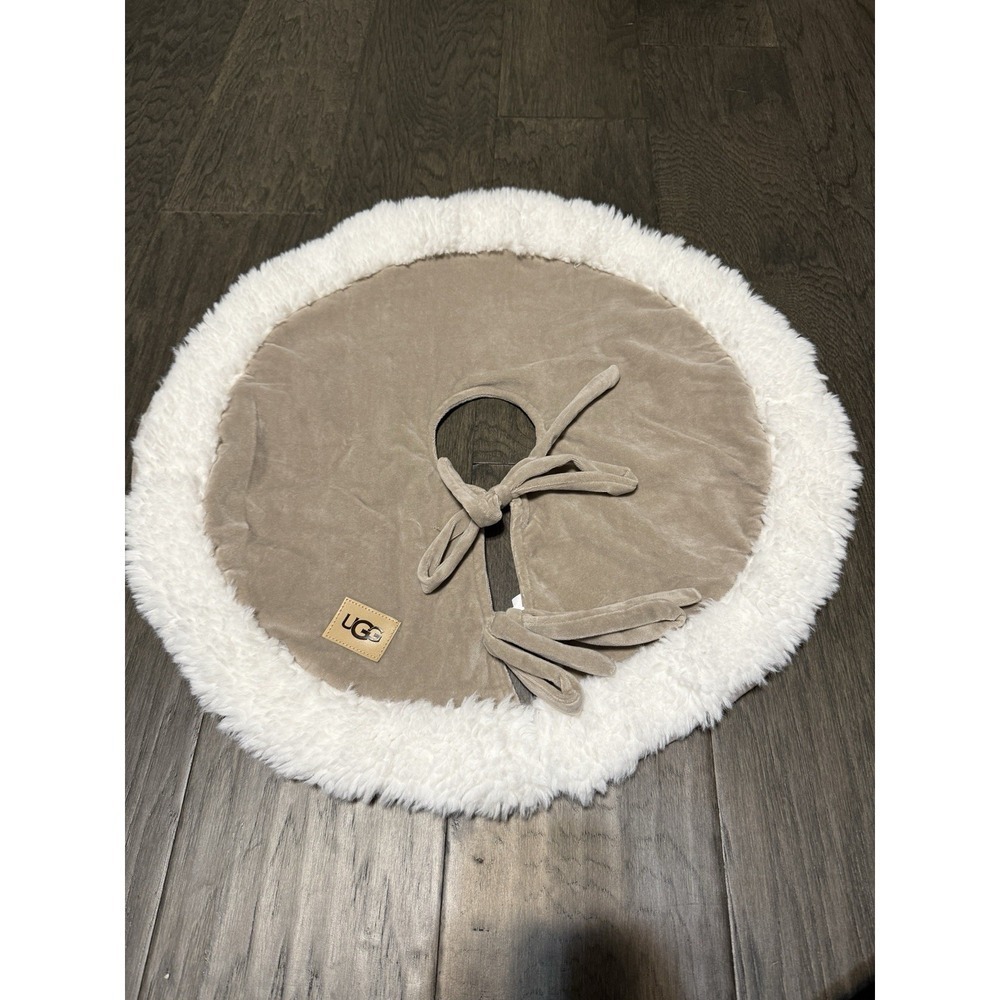 Ugg Putty color Bliss Mini Christmas Tree Skirt New Without Tags